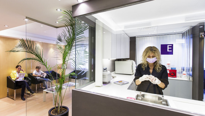 Sala de Espera y Sala de Esterilización de la Clínica Dental Ochogavía en Palma con dos pacientes esperando su turno y una enfermera trabajando