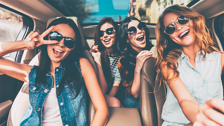 Chicas en palma felices porque tienen una salud bucodental sana