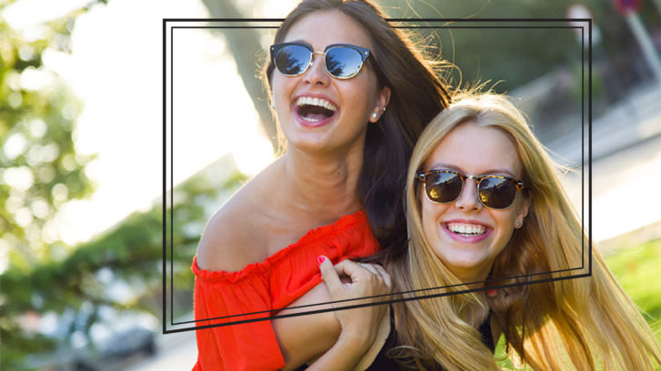 Dos chicas con una sonrisa deslumbrante